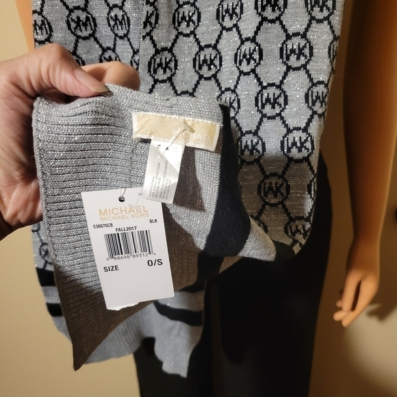 Michael Kors scarf NWT size 0/S black/gray/ silver color. - Picture 2 of 7